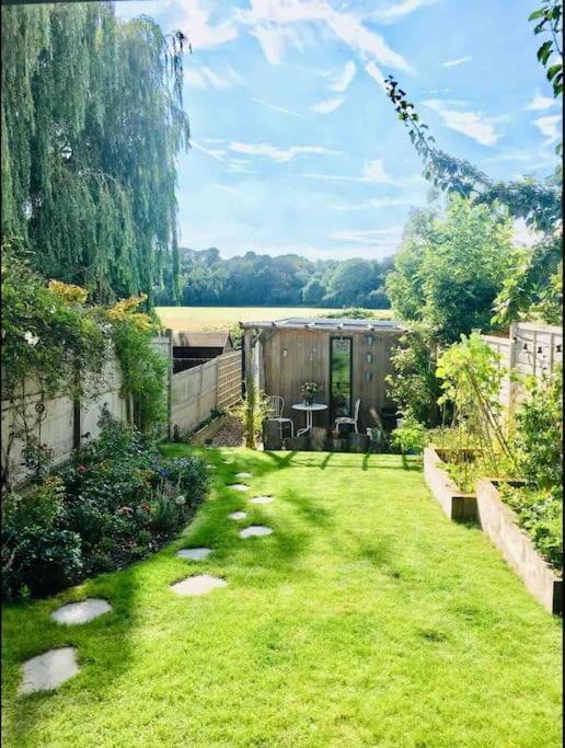 Unique Wooden Lodge With A View! London Luaran gambar